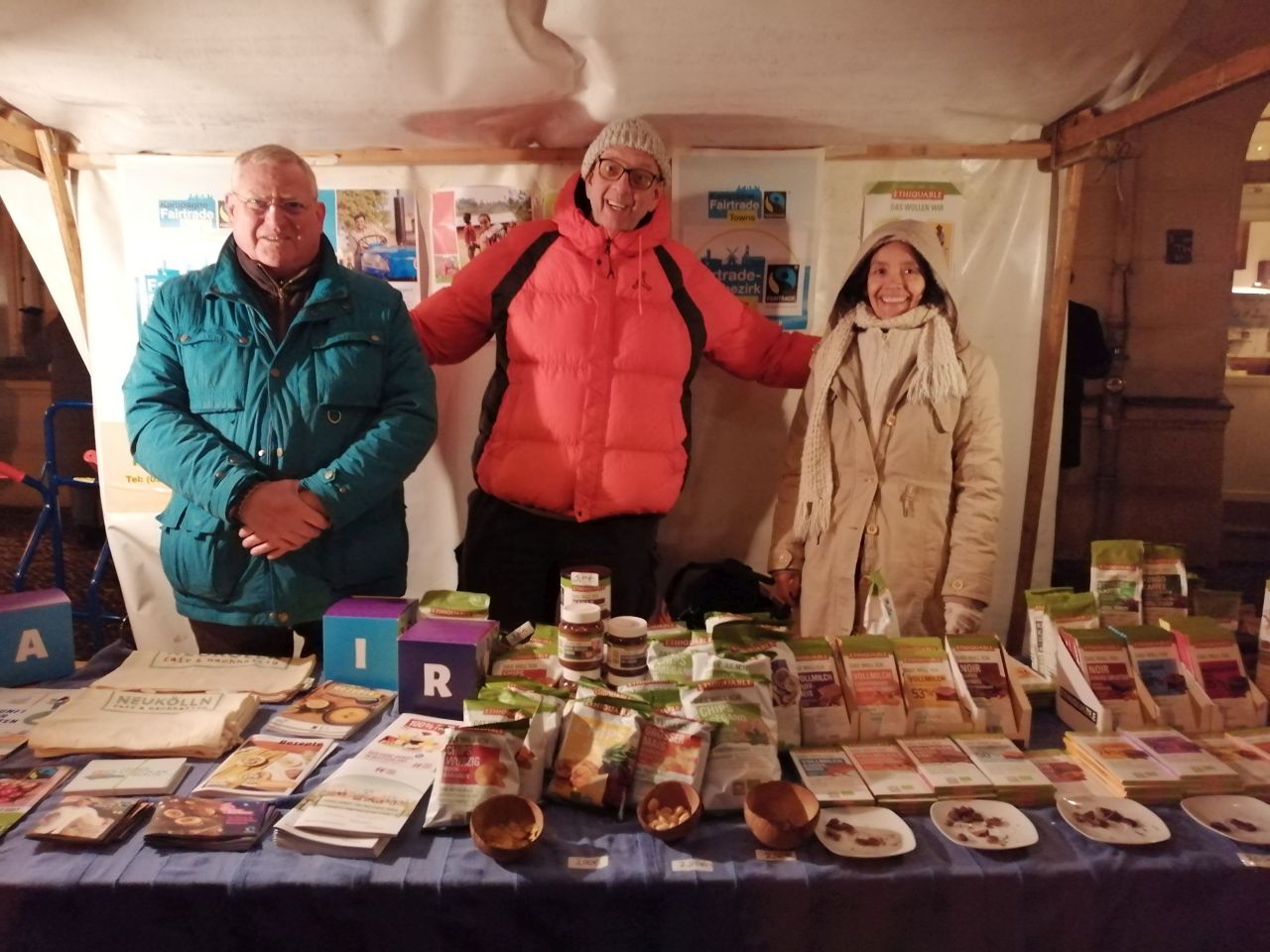 Steuerungsgruppe der FairtradeTown Neukölln auf dem Rixdorfer Weihnachtsmarkt Aktionsbündnis
