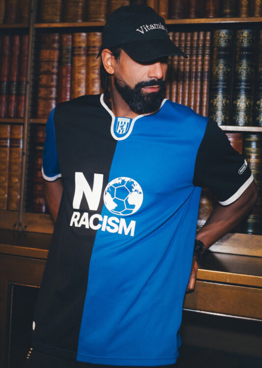 Mann mit Sportsshirt mit Druck 