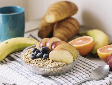 Auf dem Bild ist ein gedeckter Frühstückstisch.