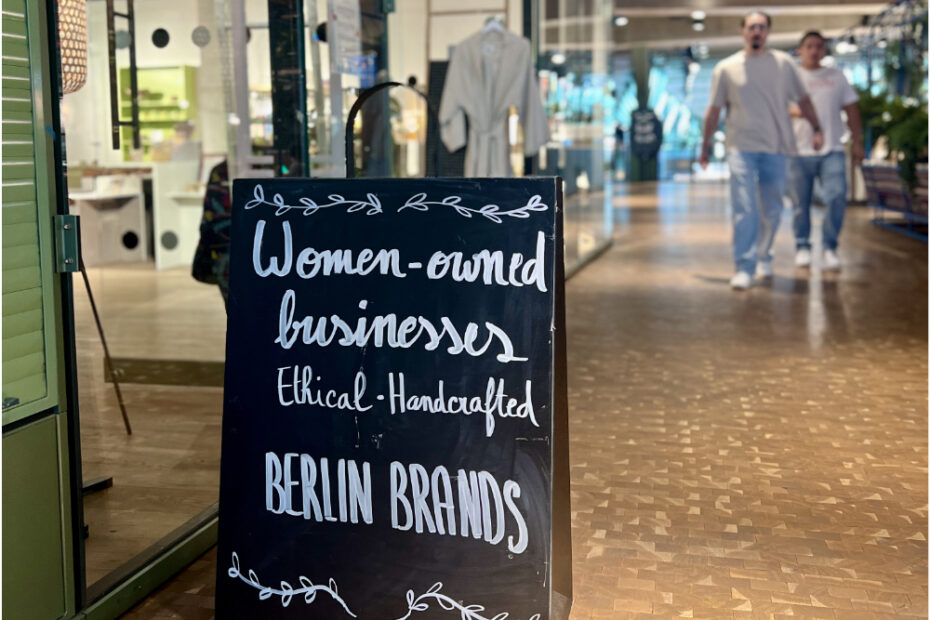 Schild vor einem Geschäft mit der Aufschrift "women-owned business"