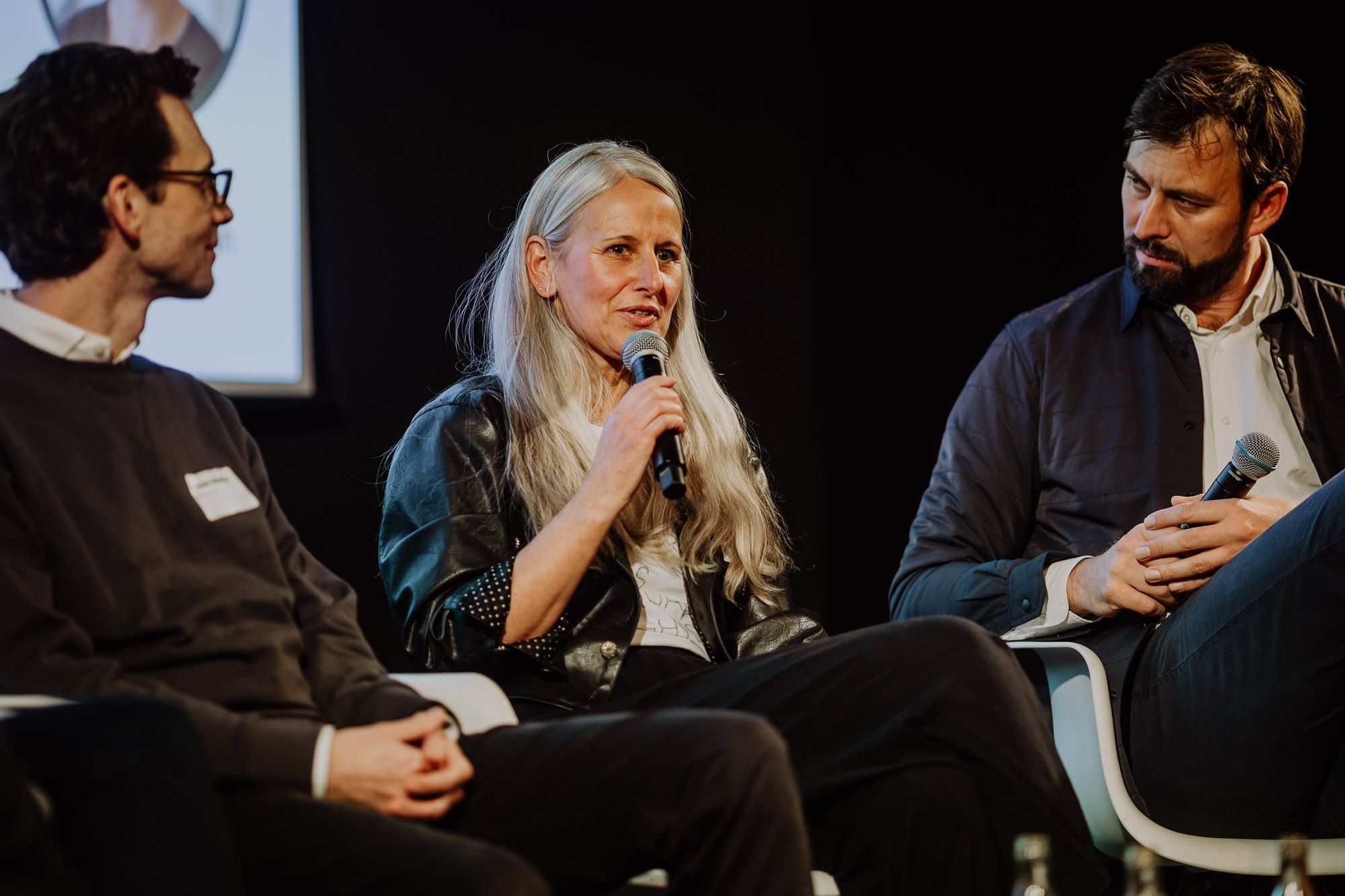 Drei Sprecherinnen auf einer Panel Diskussion zum Thema Nachhaltigkeit