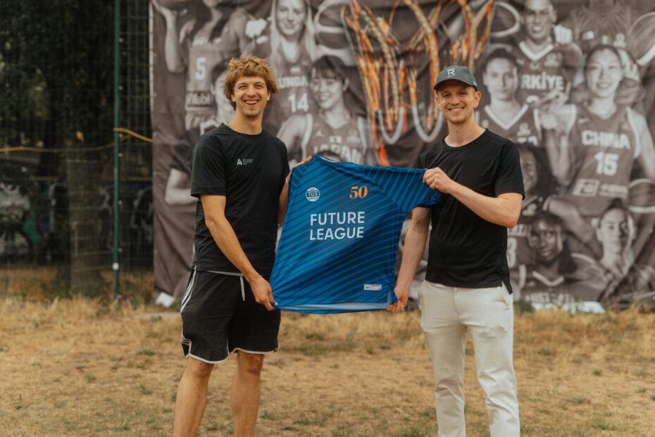 Foto mit zwei Menschen die ein Jersey halten