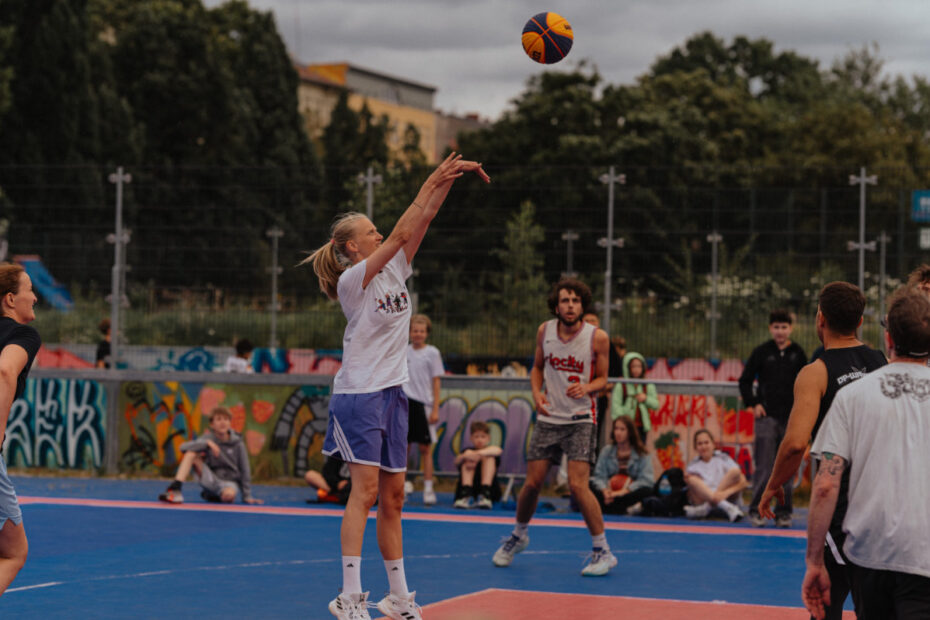 Basketballerin wirft einen Ball