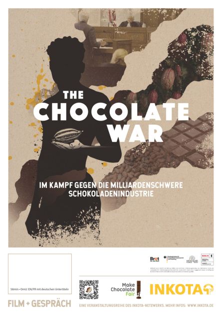 Filmplakat des Films "The Chocolate War". Darauf ist ein schwarzer Mensch zu sehen, der eine Kakaobohne in der Hand hält. Im Hintergrund sieht man wie auf Rauch eine Tafel Schokolade, Kakaobohnen und vermutlich Politiker*innen.
